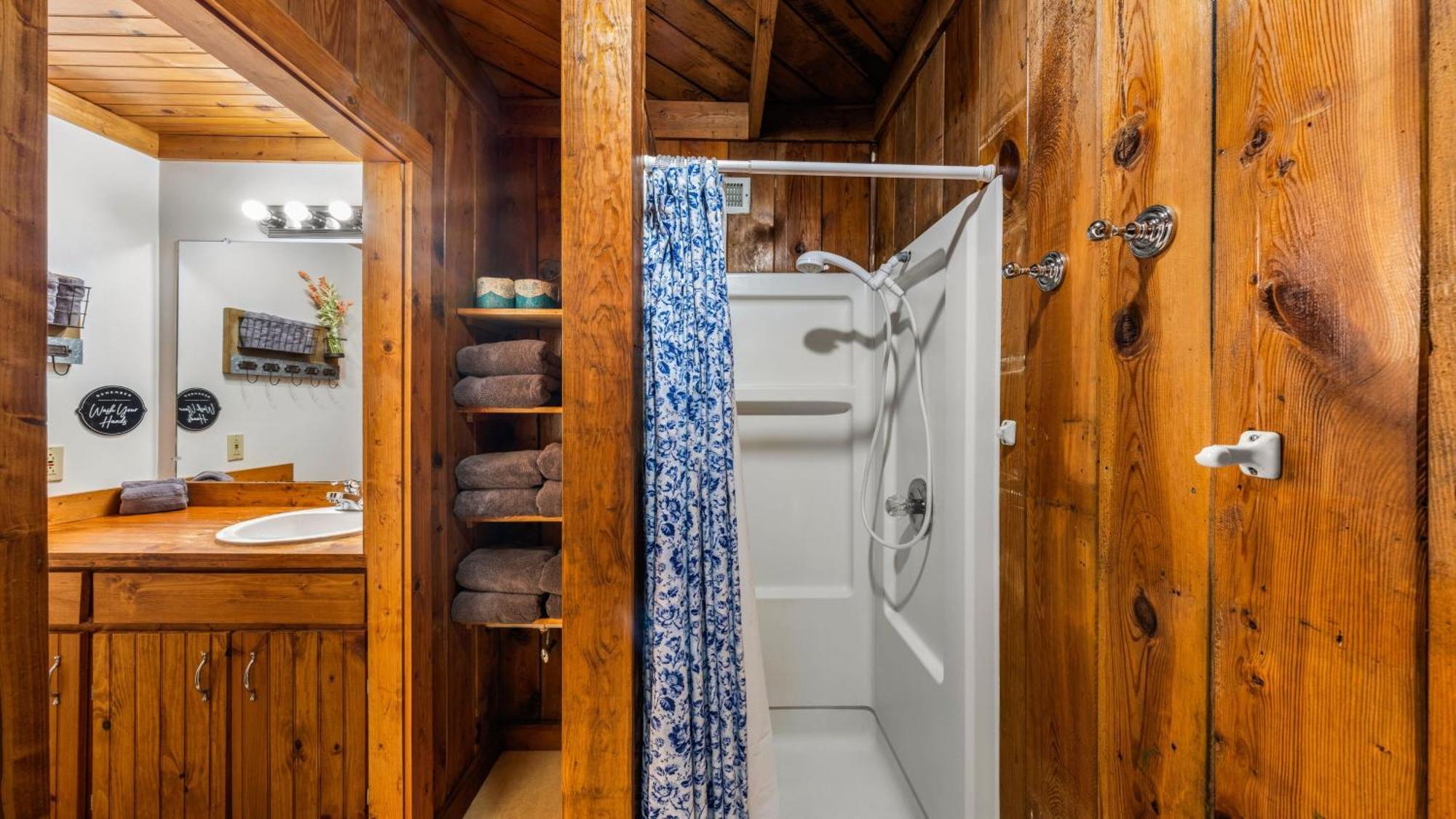 Whiskey Ridge Lodge, A Restored 1940S Gem, 2 Mins From Downtown, Breathtaking City Views, Custom Game Room, And Spacious Elegance Gatlinburg Exterior foto
