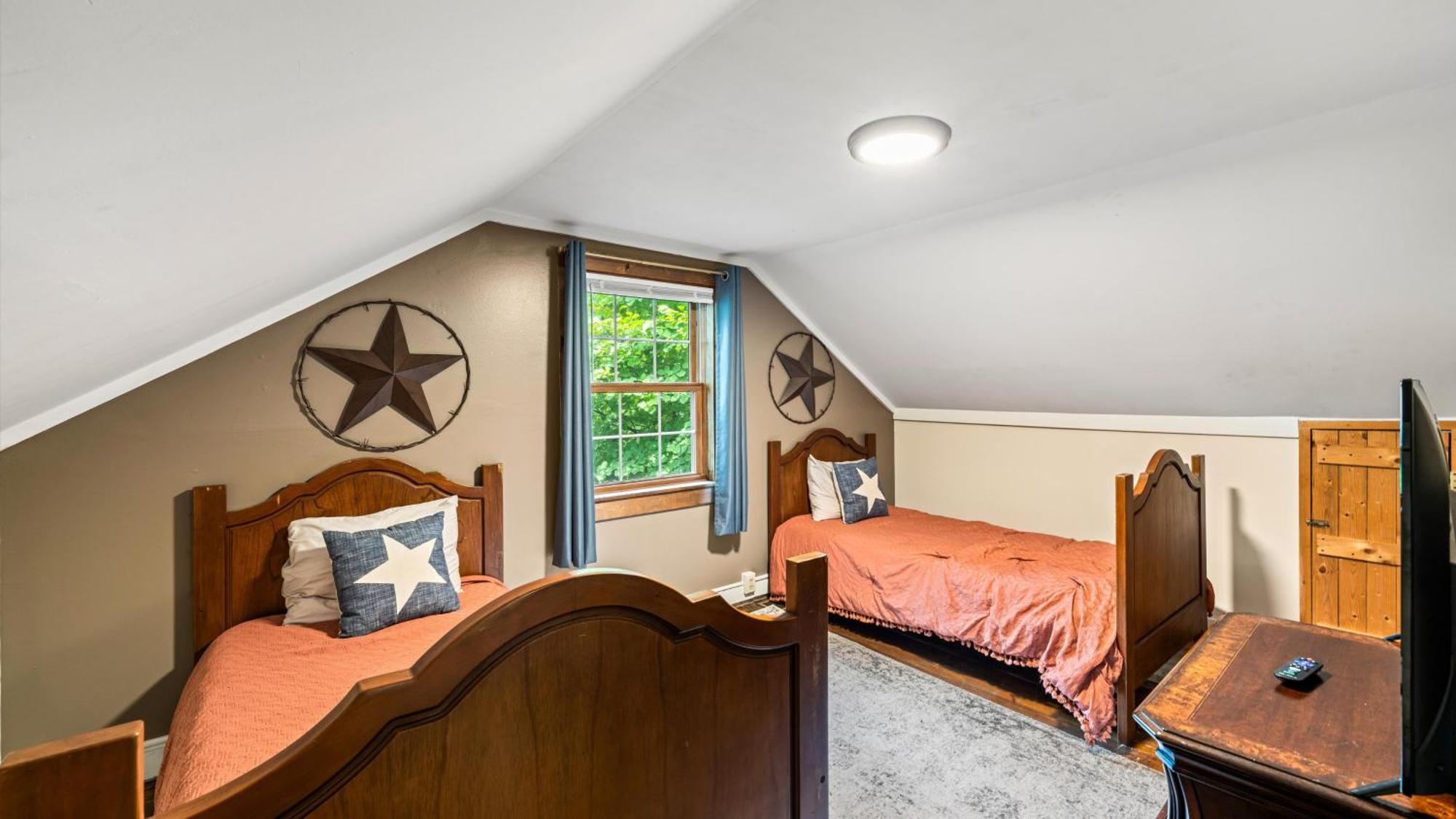 Whiskey Ridge Lodge, A Restored 1940S Gem, 2 Mins From Downtown, Breathtaking City Views, Custom Game Room, And Spacious Elegance Gatlinburg Exterior foto