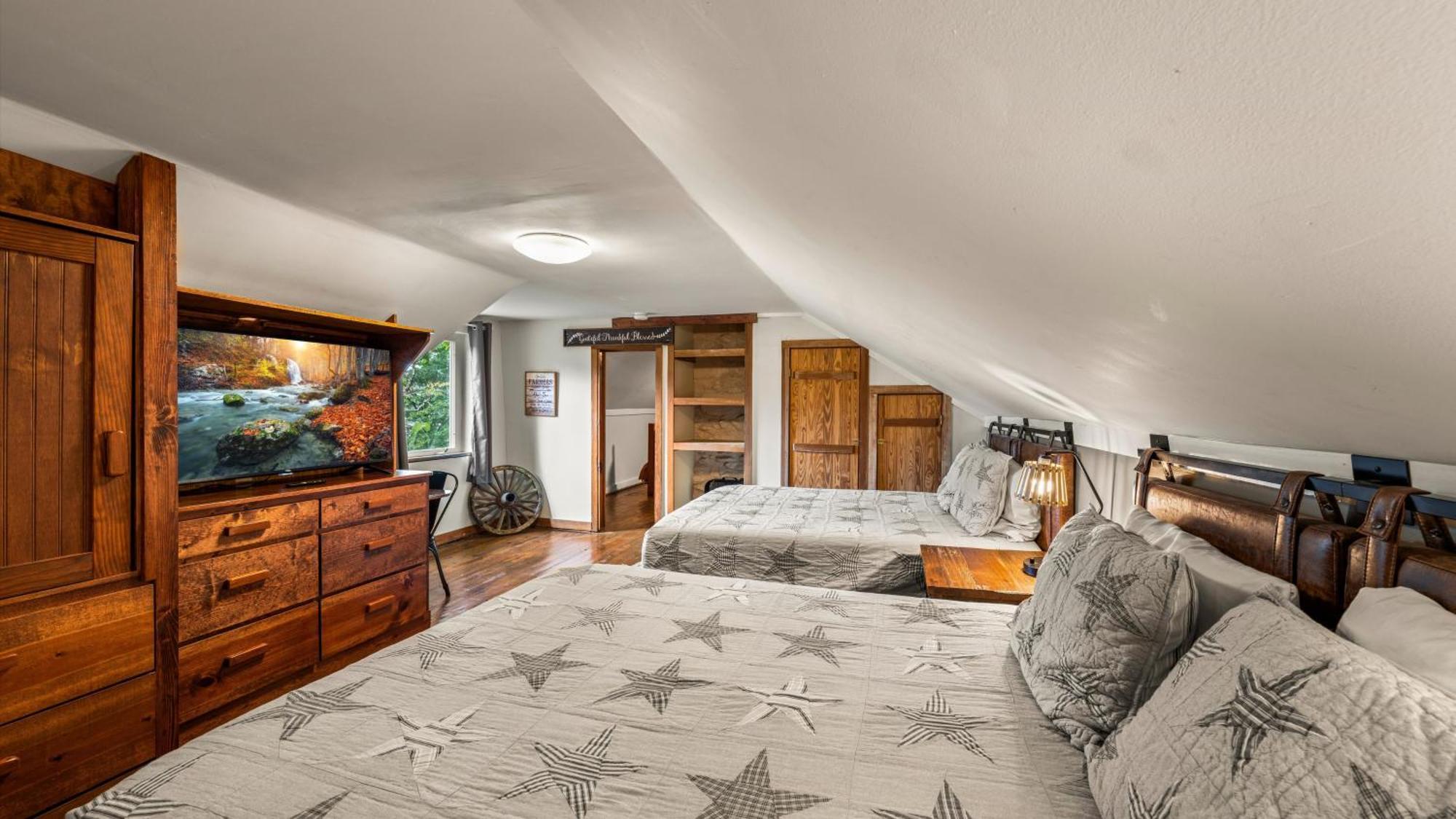 Whiskey Ridge Lodge, A Restored 1940S Gem, 2 Mins From Downtown, Breathtaking City Views, Custom Game Room, And Spacious Elegance Gatlinburg Exterior foto