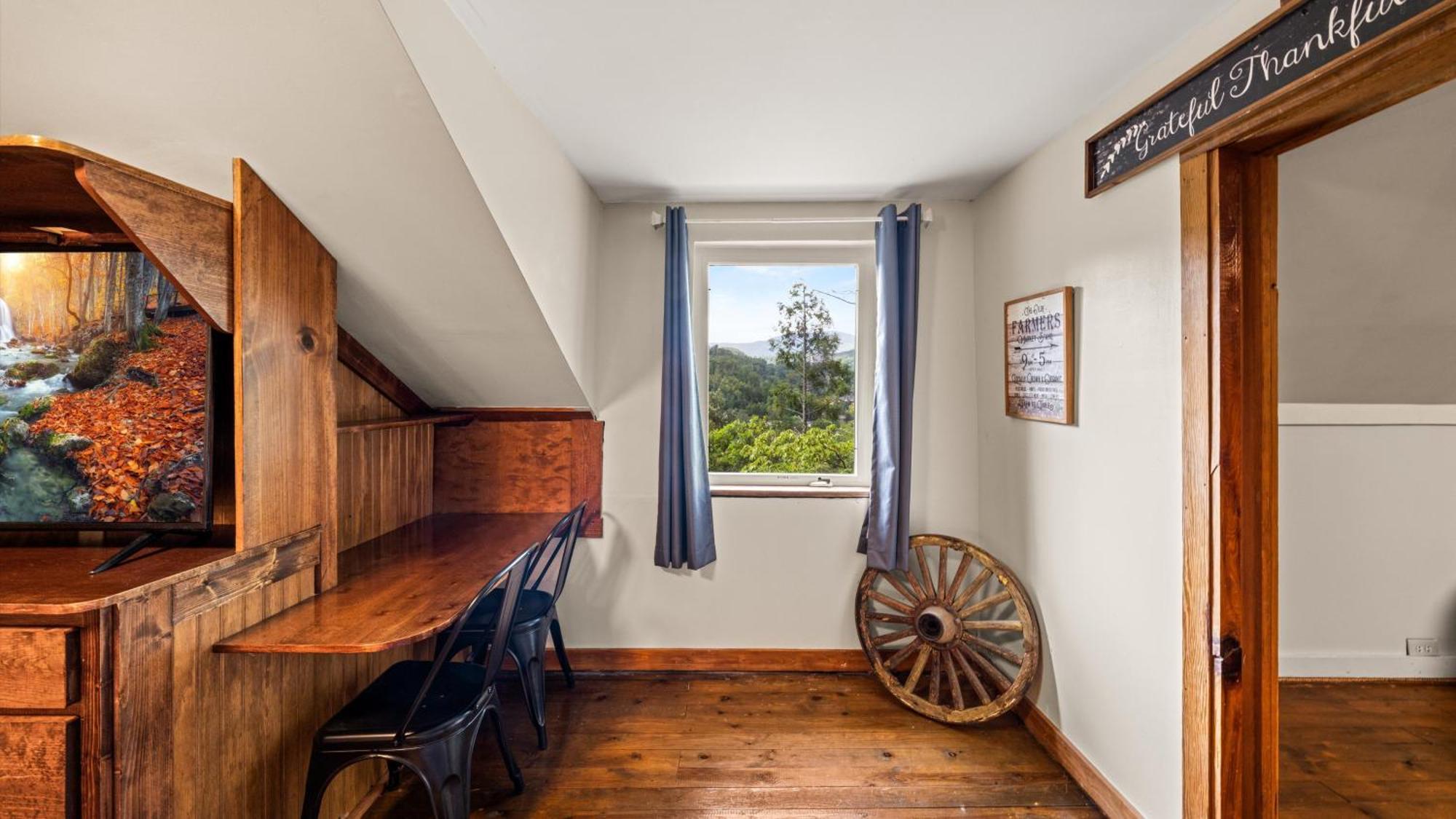 Whiskey Ridge Lodge, A Restored 1940S Gem, 2 Mins From Downtown, Breathtaking City Views, Custom Game Room, And Spacious Elegance Gatlinburg Exterior foto