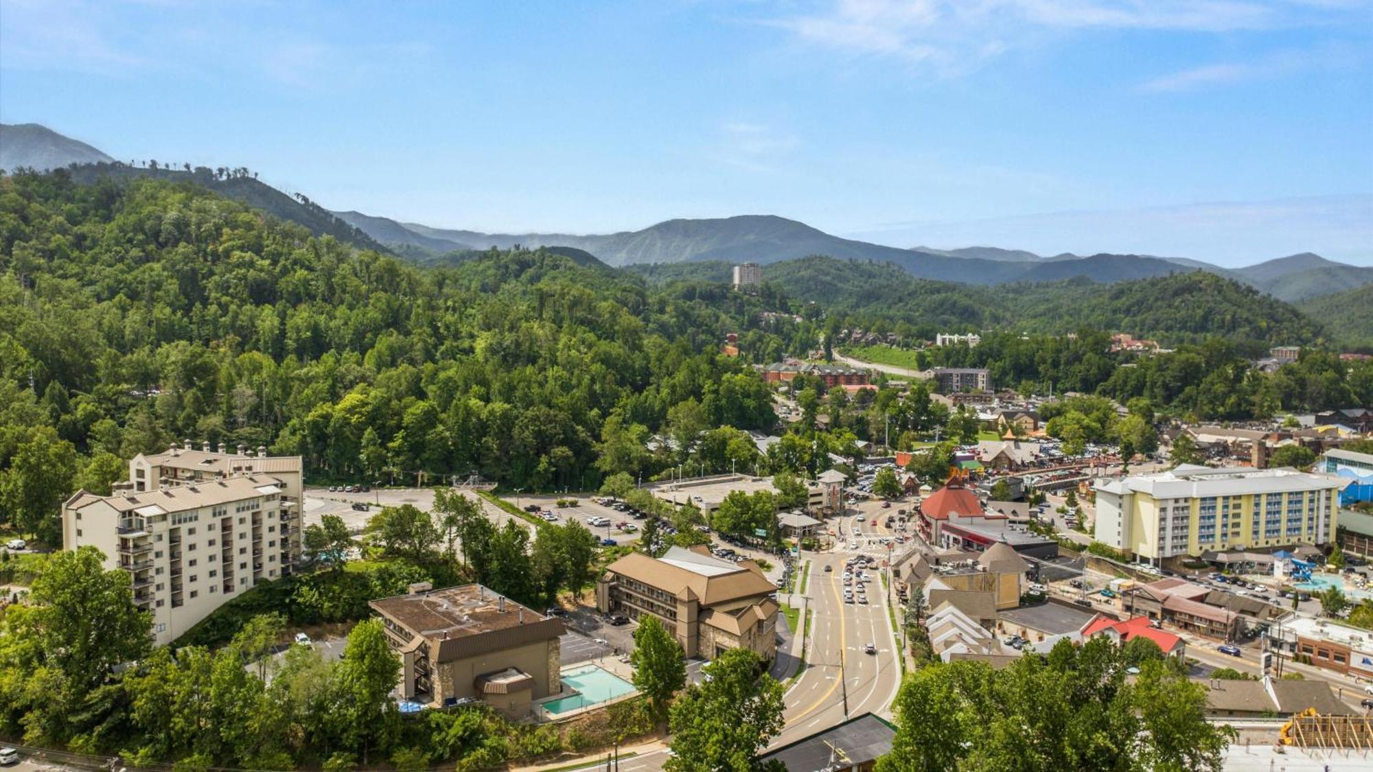 Whiskey Ridge Lodge, A Restored 1940S Gem, 2 Mins From Downtown, Breathtaking City Views, Custom Game Room, And Spacious Elegance Gatlinburg Exterior foto