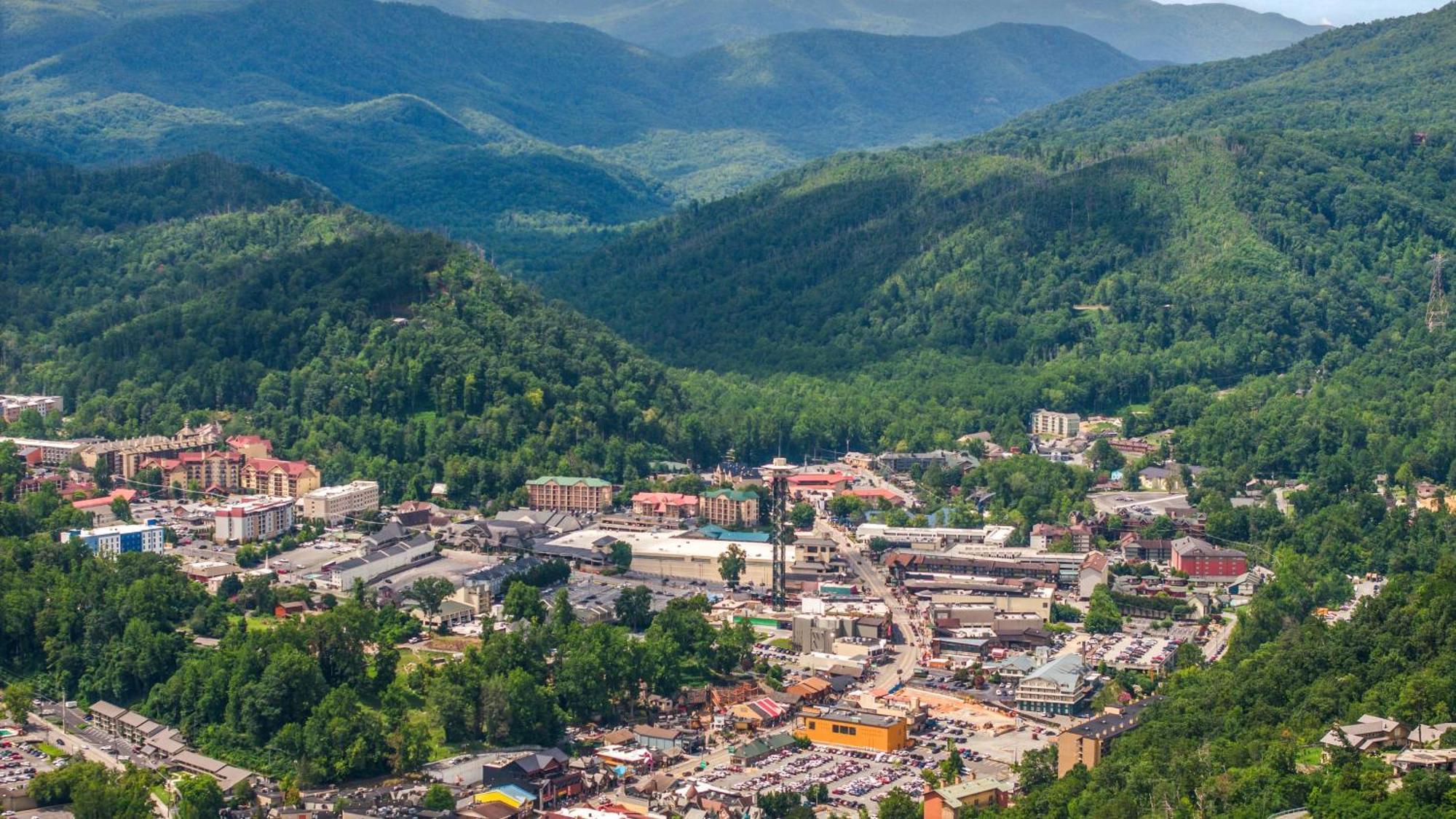 Whiskey Ridge Lodge, A Restored 1940S Gem, 2 Mins From Downtown, Breathtaking City Views, Custom Game Room, And Spacious Elegance Gatlinburg Exterior foto
